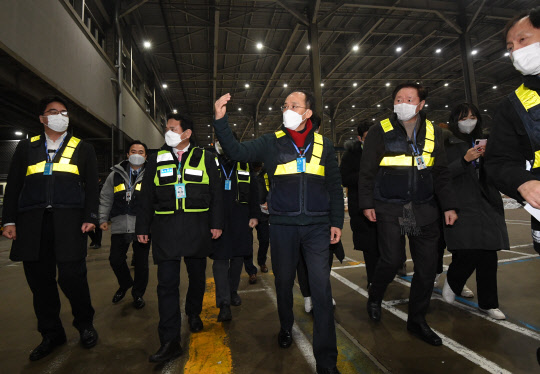 추경호 부총리 겸 기획재정부 장관은 1일 인천국제공항 대한항공 제1화물터미널을 방문해 새해 첫 출항하는 국적화물기의 반도체 관련 수출화물 선적 현장을 점검했다. <사진=기획재정부>